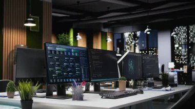 Ofisteki bilgisayar AI betikleri ile uygulama geliştirme görevlerini otomatikleştirmek için kullanılır. Boş işyerindeki bilgisayar monitörleri, özellik uygulamasını hızlandırmak için yapay zekaya baskı yapıyor