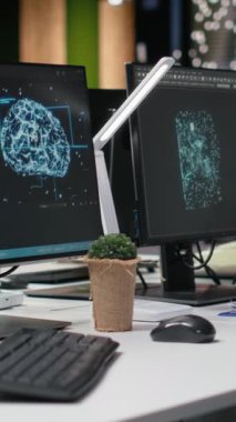 Boş ofisteki dikey video bilgisayarlar yapay zeka hatalarını önlemek için makine öğrenme algoritmalarını uygulamak için kullanılır. Kodu gözden geçirmek ve yapay zekayı geliştirmek için yazılım kullanan teknoloji ajansındaki PC monitörleri