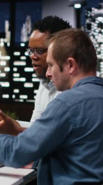 Silikon Vadisi şirketinde Yapay Zeka uygulaması geliştiren dikey video mühendisliği ekibi. Takım çalışma arkadaşları sorunları çözmek için makine öğrenme, hata ayıklama uygulamaları, kamera B