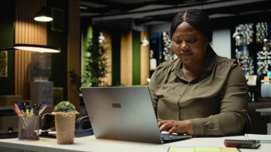 Sıkıntılı sorunlu işçi gece geç saatlerde zihinsel yorgunluk ve rahatsızlıkla boğuşuyor yoğun iş yükü ve sağlıksız yaşam tarzı belirtileri gösteriyor. Endişeden bunalmış bir kadın. Kamera A.