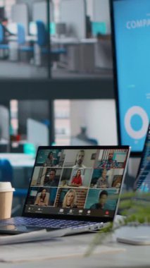 Yönetim kurulu üyeleriyle görüntülü görüşme yapan Dikey Video Erkek Girişimcisi, şeffaflık için şirket verilerini paylaşıyor ve kalkınma için yeni bir işbirliği planlıyor. CEO ve hissedarlar konferansta.