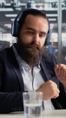 Dikey Video Müzik Dinleme, Rahat iş adamı dansı, Keyif ve rahatlık, Ofiste profesyonel stres rahatlama. CEO çoklu görev, kablosuz kulaklık, keyif için neşeli çalma listesi