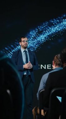 Dikey Video CEO 'su konferans salonundaki sunum sırasında izleyicilerle iletişim kurar, sahneye çıkar ve panelde tartışmaya başlar. Ağ oluşturma çalışmalarına katılanlar