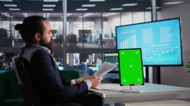 Dikey yeşil ekran tableti, iş raporları ve KPI 'ler, mali yönetim, strateji planlaması için veri analizi. Krom anahtar görüntüleme, işyeri değerlendirmesi, karlılık için yürütme görevleri.