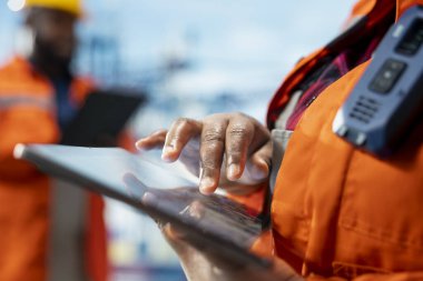 Güvenlik protokollerine uyulmasını sağlamak için, güverte operasyonlarını cihazla denetleyen denizaşırı platform çalışanlarının kapatılması. Mavna mühendisi sondaj teçhizatında önleyici bakım yapıyor