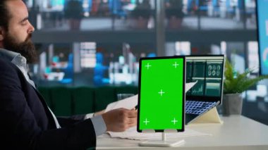 Dikey yeşil ekran tableti, iş görüşleri ve KPI 'ler, mali yönetim, strateji planlaması analizi. Krom anahtar ekran, işyeri değerlendirmesi, karlılık için yürütme görevleri.