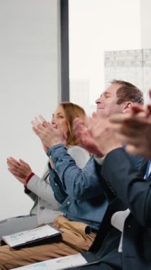 Dikey Videolu Asyalı katılımcı paneldeki konuşmacı ile etkileşime giriyor, sorular soruyor ve mikrofon hakkındaki görüşlerini paylaşıyor. Seyircilerle uluslararası iş konferansı. Kamera B