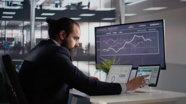 Şirket sahibi, şirket yönetimi, üretkenlik ölçümleri ve KPI 'ler için dizüstü bilgisayar ve tablet raporlarını inceleyerek karar verme sürecine ve kurumsal kalkınmaya yardımcı oluyor. Veri analizi.