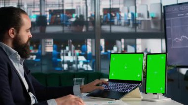 Laptop ve tablette krom anahtar, iş ölçümleri, belgelerle analiz, karar verme raporları, iş idaresi. Erkek CEO planlama stratejisi, KPI yönetimi, ofis hayatı.