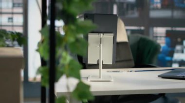 İş içi, modern masa boş, profesyonel ofis malzemeleri ve mobilyalar, kırtasiyeli rahat yönetim alanı. Pencereler doğal ışık, parlak açık alan, şık.