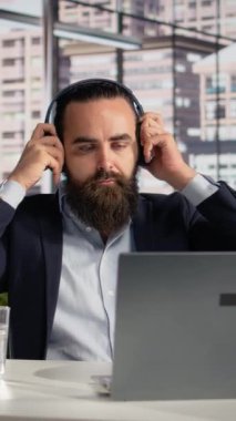 Dikey Video İşletme Sahibi, ofisinde kulaklıkla neşeli bir müzik eşliğinde rahatlıyor, stresi azaltıyor ve ses dinlerken birden fazla iş yapıyor. Boş zaman ve keyif, iş hayatı dengesi ve...