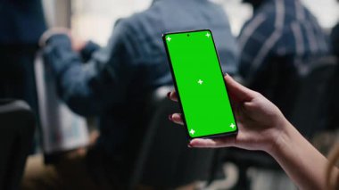 Genel müdürle profesyonel iş konferansına katılan katılımcı tarafından dikey yeşil ekran tutuluyor. Seyirci topluluk önünde konuşur ve şirket liderliği ve girişimciliği hakkında tartışır. Kamera B.