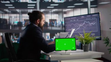 Şirketin verilerini ve içgörülerini inceleyen CEO 'nun bulunduğu tablet üzerindeki izole ekran performans ve karlılık ölçümlerini değerlendirdikten sonra geliştirme stratejisi planlıyor. İş yönetimi ve yönetim.