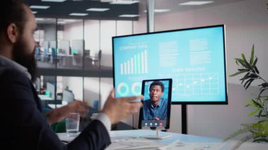 İş sahibi ve menajeri internet üzerinden video görüşmesi brifinginde ve haberlerde web kamerasıyla görüntülü konferansa bağlanıyor. Profesyonel işbirliği için şeffaflık, iş stratejisi.