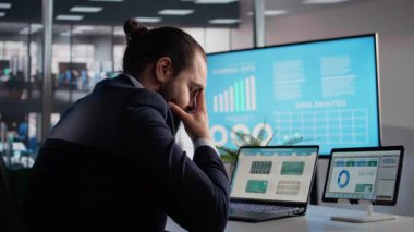 Ofiste baş ağrısı, tapınakları ovmak ve göz yorgunluğu, rahatsızlığın CEO 'su, akıl sağlığı tükenmiş, yüksek sorumluluk. Lider için baskı ve stres, bulanık görme ve gerilim.