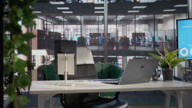 Modern mobilyalar, ofis malzemeleri, kırtasiye malzemeleri ve iş içi rahatlığı için kullanılan profesyonel kurulumu olan boş bir ofis masası. Açık alanı doğal ışıkla süslemek.