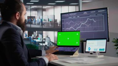 Dizüstü bilgisayarda krom anahtar, işletme yönetimi, KPI 'lerle strateji planlaması, iç görü analizi, karar verme verileri. Erkek profesyonel evrak işlerini bitirir, şirket performansı....