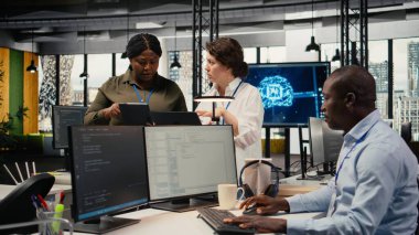 Yapay zeka teknolojisiyle piyasada yenilik yapan kadın mühendisler. Teknoloji ajansında birlikte çalışan kadınlar, işlemleri ve verimliliği optimize etmek için makine öğrenme uygulaması, kamera A