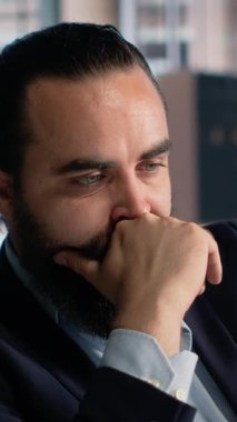 Vertical Video Adult işadamı, şirket yönetimi ve gelişimi için yeni bir perspektif düşünerek liderlik vizyonunu ve mantıklı bir strateji planlamasını yansıtıyor. Konsantrasyon ve