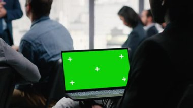 Uluslararası konferans zirvesi sırasında konuşmacıyla panelde bilgisayar görüntüsü. Çeşitli profesyonel katılımcı grupları başlangıç gelişimi konulu kongreye katıldı. Kamera B.