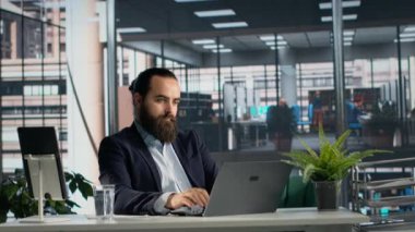 İş adamı, raporlar ve sezgiler, evrak ve belgeler, işletme yönetimi. Profesyonel erkek lider, KPI 'lerle planlama stratejisi, yürütme yönetimi, verimlilik.