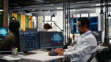 Mühendis ofisteki müdürle sohbet ediyor. Yapay zeka kullanarak iş akışlarını otomatikleştirirken gülüyor. Denetmen işçi arıtma makinesiyle şaka yapıyor. Öğrenme modelleri, iyi ruh hali konsepti, kamera A