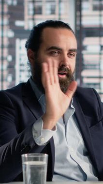 Dikey Video görüşmesi, iş adamı çevrimiçi toplantı, uzaktan çalışma, ağ kurma konferansı, işbirliği. Bilgisayara el sallayan adam, iş stratejisi tartışması.