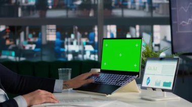 Dizüstü bilgisayarda krom anahtar, finansal yönetim, KPI 'lerle strateji planlaması, iç görü analizi, karar verme verileri. Profesyonel evrak işleri, iş performansı.