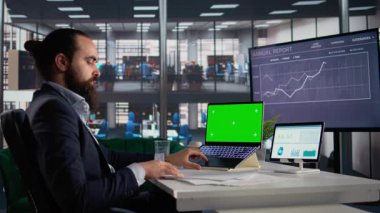 Yetişkin işadamlarının şirket verilerini ve aylık KPI 'leri inceleyerek karar verme ve yeni strateji uygulamalarına yardımcı olmak için dizüstü bilgisayarda izole edilmiş bir maket. Verimlilik ve verimlilik kontrol ediliyor.