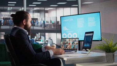 CEO ve hissedarlar, video konferans ağı, veri raporlama, yönetim kurulu çevrimiçi toplantısı, şirket ölçümleri şeffaflığı. Video çağrısı küresel bağlantı, planlama işbirliği.