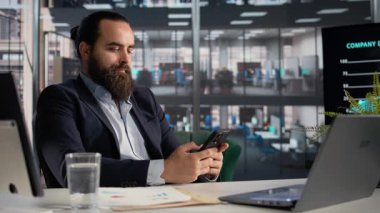 Akıllı telefon uygulamalarını bağımlılık yapıcı alışkanlık ve ofis işi dikkat dağıtma olarak kaydırmak, sosyal medyada kıyamet kopması ve e-posta ve mesajları karıştırmak. Yetişkin CEO cep telefonu uygulamalarını kontrol ediyor.