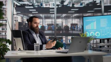 Cep telefonu uygulamalarında profesyonel kaydırma ve ofis işlerine ara verme, iş dünyasının lideri kıyamet kopuyor ve mesajlara cevap veriyor. Bağımlılık yapan alışkanlıklar ve akıllı telefonların dikkat dağıtmasıyla ofis hayatı.