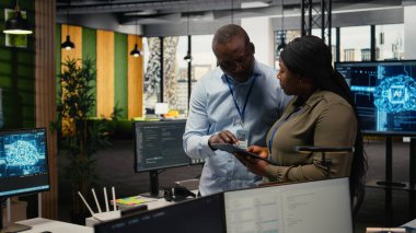 Ofisteki yazılım geliştiricileri yapay zeka kullanarak iş akışlarını otomatikleştiriyor. Daha hızlı işleyebilmek için derin öğrenim hesaplama modelleri geliştiren IT personeli, kamera A