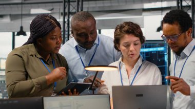 Yazılım geliştirme programlama dilleriyle çalışan gülümseyen mühendislik ekibinin portresi. Kod testi ve kalite güvencesi için aygıt kullanan mutlu başlangıç şirketi çalışanları, kamera B