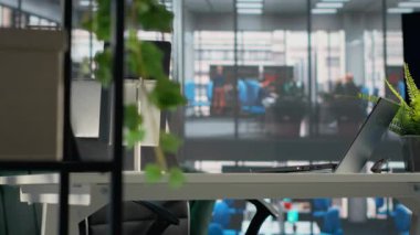 Boş iş bürosu, malzemelerle çalışma ortamı, modern mobilyalar ve doğal ışık. Yönetici ofisi, rahat masa düzeni, kırtasiye ve dizüstü bilgisayar, kurumsal açık plan..