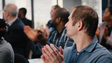 Seyirciler, çeşitli iş adamlarının nişanlarını vurgulayarak, her tartışmada alkışlıyor ve selamlıyor. Hoparlör ve basın konferansı. Kamera B.