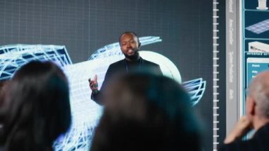 Erkek hoparlör türbinler ve vites sistemleriyle ağır endüstriyel sunuma ev sahipliği yapıyor, mekanik üretim ekipmanları sahası. İş zirvesinde endüstriyel altyapı ve imalat. Kamera B.