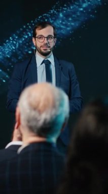 Dikey Video CEO 'su konferans salonundaki sunum sırasında izleyicilerle iletişim kurar, sahneye çıkar ve panelde tartışmaya başlar. Ağ oluşturma çalışmalarına katılanlar