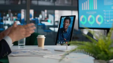 İş videosu, CEO konferansı tablet, online toplantı, şeffaflık ve küresel iletişim, uzaktan çalışma planlaması. Video konferansı raporlama, ofiste ağ kurma, işbirliği.