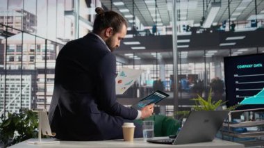 İş analizi, tablet ve belgeler, değerlendirme ve karar verme için KPI 'ler, verimlilik ve strateji planlaması. CEO büyümeyi sağlama, ofisteki görüşleri gözden geçirme, performans verileri.