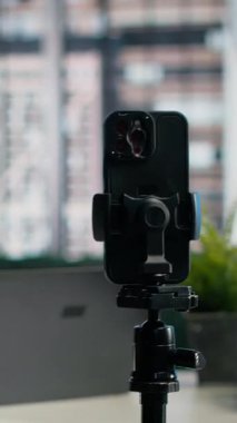 Dikey Video Dünyası semineri, çevrimiçi kurslara koçluk, profesyonel ders için yayın, liderlik ve girişimciliği öğretme, üç ayaklı çekim. İş adamı CEO, Webinar canlı, kariyer rehberi.