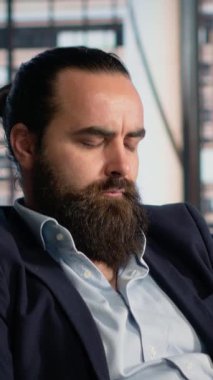 Dikey Video İşadamı, tükenme ve liderlik baskısı yüzünden masasında uyuyakalıyor. Görev ve iş geliştirme stresiyle mücadele eden bitkin ve etkisiz bir erkek. Bunalmış CEO..