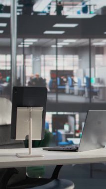 Modern mobilyalarla kurumsal yönetim ofisinde dikey video boş çalışma ortamı, kırtasiye malzemeleri ve profesyonel malzemelerle açık iş planı. Şehir merkezinde gökdelenleri olan parlak bir ofis.