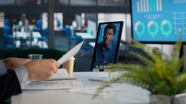 İş videosu, CEO konferansı tablet, online toplantı, şeffaflık ve küresel iletişim, uzaktan çalışma planlaması. Video konferansı raporlama, ofiste ağ kurma, işbirliği.