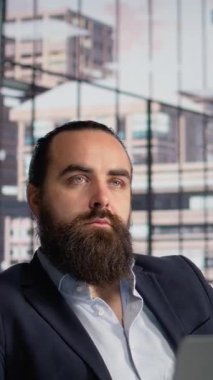 Vertical Video Male profesörü, şirket yönetimi ve gelişimi için yeni bir perspektif düşünerek, iş vizyonunu ve rasyonel bir strateji planlamasını yansıtıyor. Konsantrasyon ve