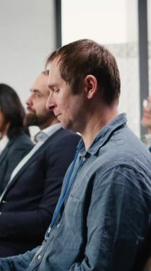 Panel ve konuşmacı ile Dikey Video İş Konferansı. Yöneticiler kurumsal foruma katılırken alkış ve alkış ile seyirci ilgisi gösterildi. Kamera A.