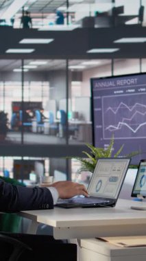 Vertical Video Business lideri KPI 'leri finansal yönetim, verimlilik ölçümleri ve karar verme ve organizasyonel kalkınma için tablet ve dizüstü bilgisayarda inceliyor. Veri analizi.