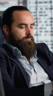 Gündelik işleri çözmek için dizüstü bilgisayar üzerinde çalışan, küresel kalkınma için yeni bir strateji planlayan dikey Videolu Rahat iş adamı. Şirketin CEO 'su kendini adamış ve hedefe odaklı, yönetici