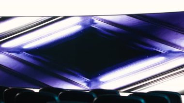 Modern tasarım ve akıllı gösterimle yeni cep telefonu ürünlerini tanıtmak için boş konferans salonu. İzleyici ve potansiyel istemcilerle açılış etkinliği için hazırlandı.