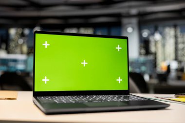 Boş bir iş ofisindeki dizüstü bilgisayarda, açık kat planı, modern cihazlar ve çalışma yerlerindeki bilgisayarlarla izole edilmiş bir model ekran. Gece geç saatlerde şirket alanındaki toplantı odasında kimse olmaz..